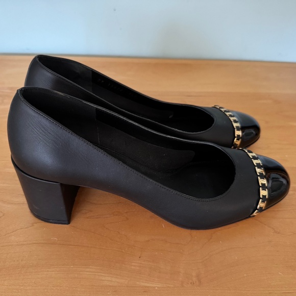FERRAGAMO AVELLA BLACK LEATHER GOLD GANCINI CHAIN PATENT CAP TOE PUMPS 9.5 B - Picture 2 of 5